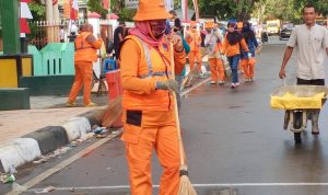 IMG-20190812-WA0044 Tim Orange DLHK Kolaka Cepat Tanggap Bersihkan Sisa Sampah Gerak Jalan Indah