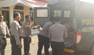 Ringankan Beban Personil Pemadaman Kebakaran Gambut, Kapolres Kolaka Berikan Bantuan Sembako