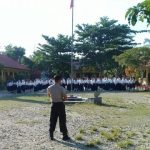Bhabinkantibmas Polsek Waeapo P. Buru Briptu Rahmat Hardianto Pimpin Apel di SMP PGRI Mako