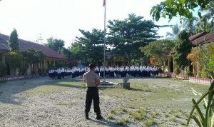 Bhabinkantibmas Polsek Waeapo P. Buru Briptu Rahmat Hardianto Pimpin Apel di SMP PGRI Mako