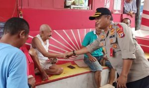 WhatsApp Image 2019-12-20 at 22.07.18 Dalam Rangka Memperingati HKSN, Kapolres P Ambon Bagikan Makanan Gratis Kepada Masyarakat Kurang Mampu