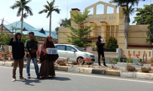 Bantu Nur Aisyah, HIPPMA KOLSEL Galang Dana Depan Kampus USN Kolaka