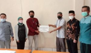 WR lll USN Kolaka Serahkan Bantuan PHPD2 dari Kemendikbud Republik Indonesia