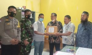 Bhabinkamtibmas Desa Barana AIPDA ANSAR Dampingi Panitia Pilkades saat menjemput undangan Pilkades di Dinas PMD