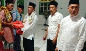 Dewan Perwakilan Rakyat Daerah (DPRD) Kabupaten Kolaka, Provinsi Sulawesi Tenggara (Sultra) dan juga para jajarannya menggelar safari Ramadhan di Desa Lamunde Kecamatan Watubangga Kabupaten Kolaka dengan menyerahkan bantuan berupa Paket sembako kepada beberapa warga masyarakat setempat pada Kamis,(14/4/2022) Ir. Syaifullah Halik Ketua Dewan Perwakilan Rakyat Daerah (DPRD) Kabupaten Kolaka Sulawesi Tenggara setelah melaksanakan Shalat Tarawih secara berjamaah di desa setempat langsung menyerahkan bantuan berupa paket sembako kepada warga masyarakat yang membutuhkannya guna meringankan beban warga masyarakat dalam melaksanakan puasa Ramadhan. Ketua Dewan Perwakilan Rakyat Daerah Syaifullah Halik menjelaskan, bahwa bantuan paket sembako tersebut bertujuan untuk meringankan beban warga masyarakat yang ada di Desa Lamunde Kecamatan Watubnagga yang tidak mampu di bulan puasa sekarang ini, dan apalagi masih dalam keadaan masa pandemi Covid-19 sekarang ini. “Mudah mudahan bantuan paket sembako ini dapat bermanfaat sebaik baiknya untuk keperluan sehari hari,” ucapnya. Ir. Syaifullah Halik juga mengingatkan masyarakat agar dalam bulan puasa Ramadhan ini terus perkuat iman dan perbanyak ibadah dan berdoa agar pandemi covid -19 ini segera berakhir sehingga kehidupan masyarakat kembali normal seperti biasanya. Masih ditempat yang sama, Sekwan Dewan Perwakilan Rakyat Daerah (DPRD) Kabupaten Kolaka, Sairman, mengatakan, bahwa untuk kegiatan safari Ramadhan kali adalah merupakan agenda rutin di setiap tahunnya yang dilaksanakan oleh anggota Dewan Perwakilan Rakyat Daerah (DPRD) serta Pemerintah Daerah (Pemda) khususnya sekretariat Dewan Perwakilan Rakyat Daerah (DPRD) Kolaka. “Untuk kegiatan ini adalah merupakan agenda tahunan di Dewan Perwakilan Rakyat Daerah (DPRD) Kolaka dan Pemerintah Daerah dalam melaksanakan safari Ramadhan,” ucap Sairman sebagia Sekwan DPRD Kolaka. Sementara itu Agustian Kepala Desa Lamunde mengucapkan terimah kasihnya kepada ketua Dewan Perwakilan Rakyat Daerah Kolaka yang telah membantu warganya dalam memberikan berupa paket sembako. “Saya ucapkan banyak terimah kasih kepada Pimpinan DPRD Kolaka yang telah membagikan paket sembako terhadap warganya,” Tutup Agustian Kades Lamunde.