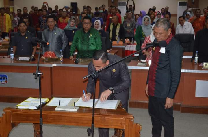 Ketua DPRD Kolaka Pimpin Rapat Paripurna Persetujuan Rancangan Peraturan APBD 2023