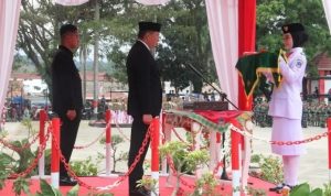 Ketua DPRD Kolaka Pimpin Upacara Penurunan Bendera Merah Putih