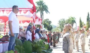 Ketua DPRD Kabupaten Kolaka Ir. Syaifullah Halik menghadiri acara lomba gerak jalan Indah tingkat Instansi pada Selasa, (13/8/24). Dalam Lomba Gerak Jalan Indah Tingkat Instansi tersebut di ikuti, OPD/BUMN, dan BUMD dalam Rangka Peringatan Hari Ulang Tahun (HUT) Kemerdekaan Republik Indonesia ke 79 tahun 2024. Syaifullah Halik Ketua DPRD Kolaka, mengungkapkan bahwa gerak jalan indah Ini selain untuk memupuk kebersamaan, kerjasama dan saling mengetahui masing- masing instansi di Kabupaten Kolaka Provinsi Sulawesi Tenggara (Sultra). Dengan terlibatnya seluruh unsur yang ada di Kabupaten Kolaka Ketua DPRD Kolaka mengharapkan seluruh elemen masyarakat bisa bekerjasama dengan baik khususnya dalam rangka HUT Kemerdekaan RI ke 79 ini dengan mengisi kemerdekaan yang sudah ada serta membangun Daerah Kabupaten Kolaka menjadi lebih baik lagi kedepanya. ”Saya melihat antusias masyarakat untuk meramaikan HUT Kemerdekaan RI ke yang ke 79 ini saya merasa terharu karena begitu banyaknya masyarakat yang datang menyaksikan kerapian, keserasian dan keindahan dalam gerak jalannya masing-masing meskipun masih ada kekurangan”, ucap Ketua DPRD pada media ini. Dan ditambahkannya, bahwa dirinya secara pribadi mengapresiasi semua pihak yang telah berpartisipasi sehingga kegiatan gerak jalan indah ini dapat terlaksana dengan sukses. “Dan yang intinya adalah kita semua mensyukuri anugerah Tuhan lewat perjuangan para pendahulu kita sehingga bangsa kita boleh merasakan kemerdekaan, tugas kita adalah mengisi kemerdekaan ini dengan membangun Daerah kita agar lebih maju lagi kedepannya,” tambah Ketua DPRD Kolaka. Dan untuk diketahui bahwa kegiatan gerak jalan indah tingkat instansi dalam memeriahkan Hari Ulang Tahun Kemerdekaan Republik Indonesia ke 79 tahun 2024 ini sekitar 56 barisan keselurahnya.