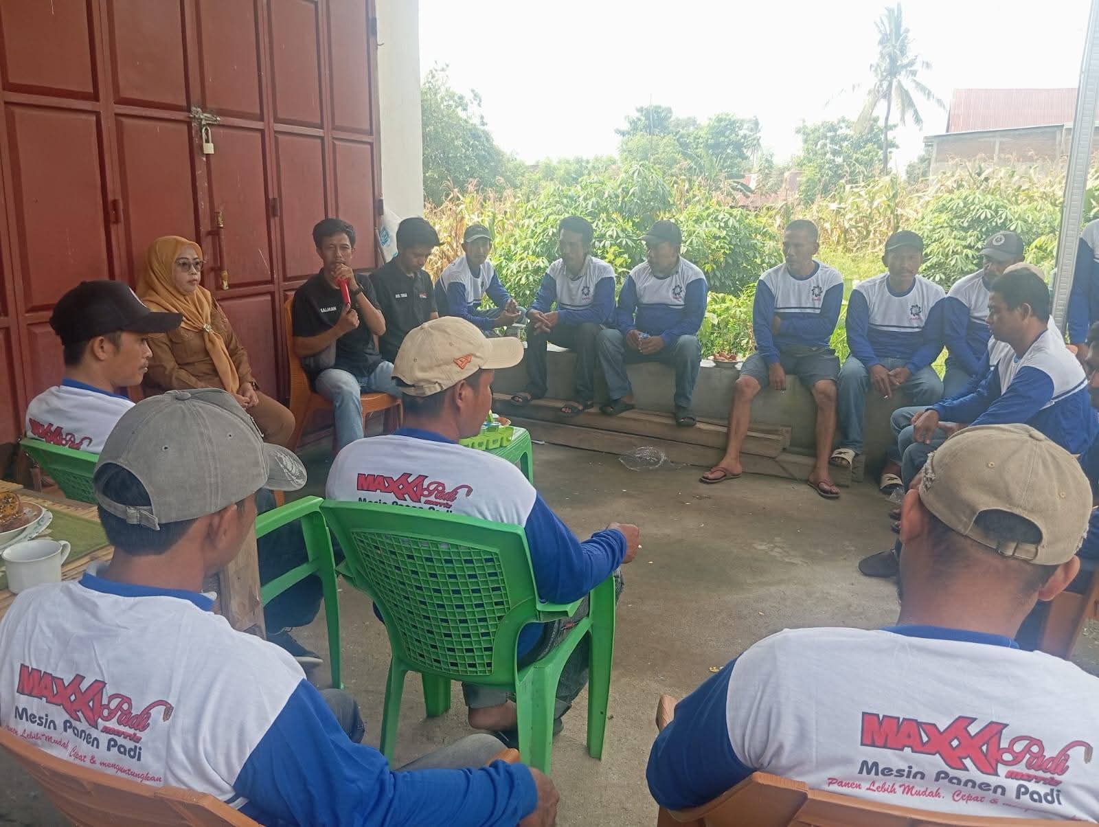 Tingkatkan Keterampilan Petani, Dinas Pertnian Jeneponto Adakan Pelatihan Operator Roda Empat di Bangkala Barat TOPIKTERKINI.COM - JENEPONTO | Dinas Pertanian Kabupaten Jeneponto kembali menunjukkan komitmennya dalam meningkatkan kapasitas sumber daya manusia sektor pertanian melalui kegiatan Pelatihan Operator Alat dan Mesin Pertanian (Alsintan) Roda Empat, yang dilaksanakan di Kelurahan Bulujaya Kecamatan Bangkala Barat Kabupaten Jeneponto, Senin, 26/01/2026. Pelatihan tersebut dihadiri oleh Kepala Kecamatan Bangkala Barat Andi Idjo Paramisang, Pemimpin Pertanian Kecamatan (PPK) Bangkala Barat LEO, SP beserta jajaran penyuluh pertanian lapangan (PPL), sejumalah kelompok tani, dan para calon operator alsintan dari berbagai desa di wilayah Bangkala Barat. Dalam sambutannya, Pemimpin Pertanian Kecamatan (PPK) Bangkala Barat LEO, SP menerangkan bahwa Kegiatan pelatihan ini bertujuan untuk membekali para petani dan operator dengan pengetahuan serta keterampilan teknis dalam pengoperasian dan perawatan traktor roda empat, sehingga pemanfaatan alsintan dapat lebih optimal, efisien, dan berkelanjutan. Terangnya Pelatihan dilaksanakan melalui kombinasi teori dan praktik lapangan, mulai dari pengenalan komponen mesin, teknik pengoperasian, hingga simulasi penggunaan traktor roda empat di lahan pertanian, yang akan di pandu langsung oleh Instruktur berpengalaman dari PT. Corin Mulia Gemilang, Lanjut Leo Antusiasme peserta terlihat tinggi selama kegiatan berlangsung. Salah satu calon operator alsintan Danial Dg. Tinri mengaku pelatihan ini memberikan pemahaman baru yang sangat berguna. “Selama ini kami hanya belajar secara otodidak. Dengan pelatihan ini, kami jadi lebih paham cara mengoperasikan traktor dengan benar dan aman, termasuk cara perawatannya. Ini sangat bermanfaat bagi kami dan kelompok tani,” tuturnya. Pemerintah Kecamatan Bangkala Barat, Andi Idjo Paramisang memberikan apresiasi dan menilai bahwa kegiatan tersebut sangat bermanfaat bagi masyarakat petani. “Kami sangat mengapresiasi langkah Dinas Pertanian Kabupaten Jeneponto yang terus mendorong peningkatan kapasitas petani melalui pelatihan seperti ini. Operator yang terampil akan sangat membantu percepatan tanam dan berdampak langsung pada peningkatan kesejahteraan petani,” ungkap Andi Idjo Paramisang. Terpisah Kepala Bidang Prasarana dan Sarana Pertanian (PSP) Dinas Pertanian Kabupaten Jeneponto RUSDY, S., S.Pi kepada media ini menegaskan bahwa modernisasi pertanian melalui pemanfaatan alsintan merupakan langkah strategis untuk meningkatkan produktivitas dan mempercepat proses olah lahan. “Pelatihan ini bukan hanya tentang cara mengoperasikan traktor, tetapi juga bagaimana merawat alsintan agar umur pakainya lebih panjang dan manfaatnya bisa dirasakan lebih luas oleh petani,” ujarnya. Melalui kegiatan ini, Dinas Pertanian Kabupaten Jeneponto berharap lahir operator-operator alsintan yang kompeten, sehingga dapat mendukung percepatan tanam dan peningkatan produktivitas pertanian di daerah daerah kabupaten Jeneponto, Tutup Rusdy Laporan: Erank 