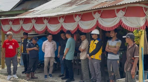 Plt. Bupati Koltim Tinjau proses pengaspalan Jalan di Mowewe