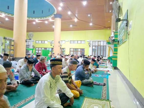 Safari Ramadhan di Masjid Nurul Yaqin Atula, Bupati Ajak Masyarakat Tingkatkan Iman dan Perkuat Persatuan