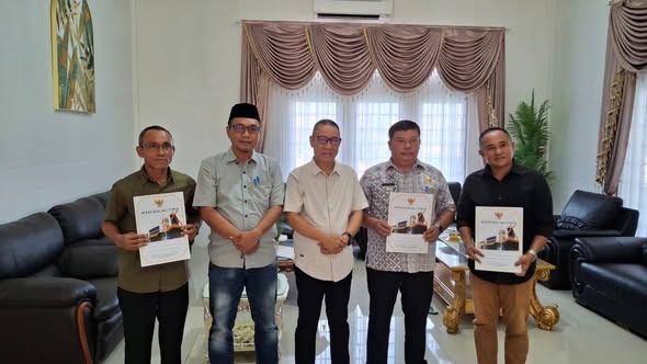Isi Kekosongan Jabatan, Bupati Koltim Serahkan SK Kepada Tiga Plt.